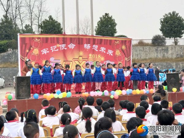 一年级合唱《新年好》