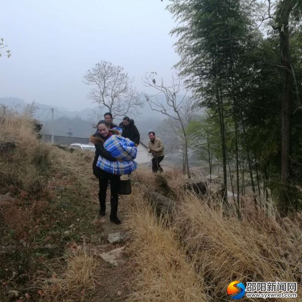 图为送温暖活动途中