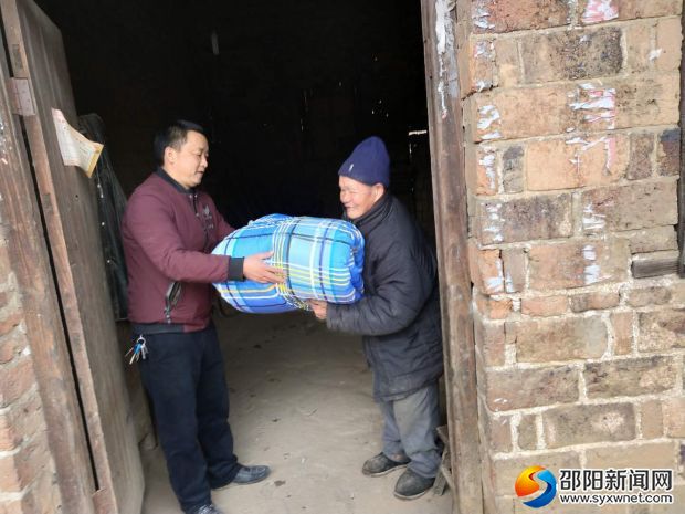 图为给贫困户送温暖活动