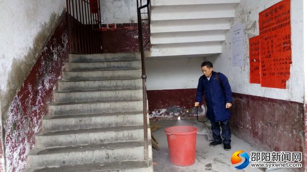 图为工作人员在喷洒消毒液
