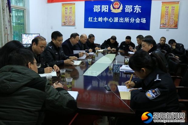 县委常委、政法委书记尹安中一行在红土岭中心派出所调研座谈_副本