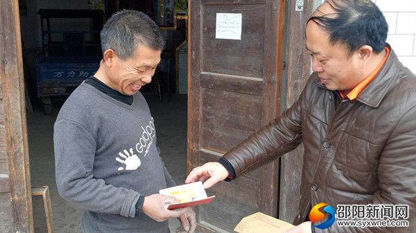 苏立祥校长给贫困户发放惠农补贴&ldquo;一卡通&rdquo;