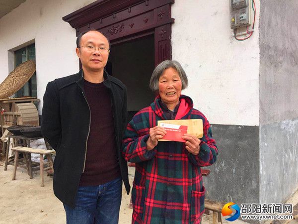 周家村建档立卡户领取扶贫明白卡