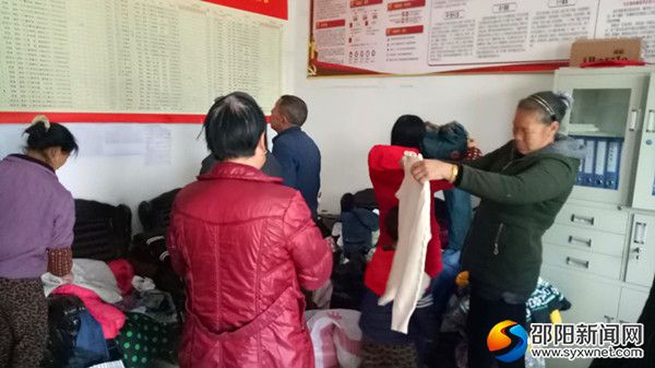 周家村群众领取新邵一中所捐赠衣服