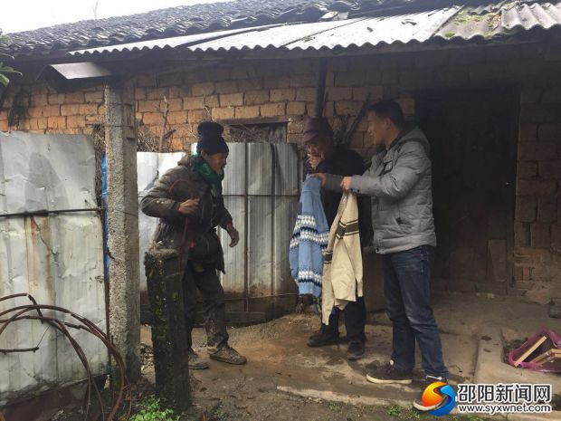 双石村第一书记罗祥军走访贫困户冷德秀