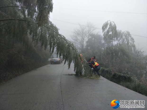 齐心协力抗冰抢险的公路人
