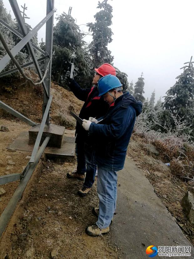 工作人员在城步南山110千伏南牛儒线监测冰情
