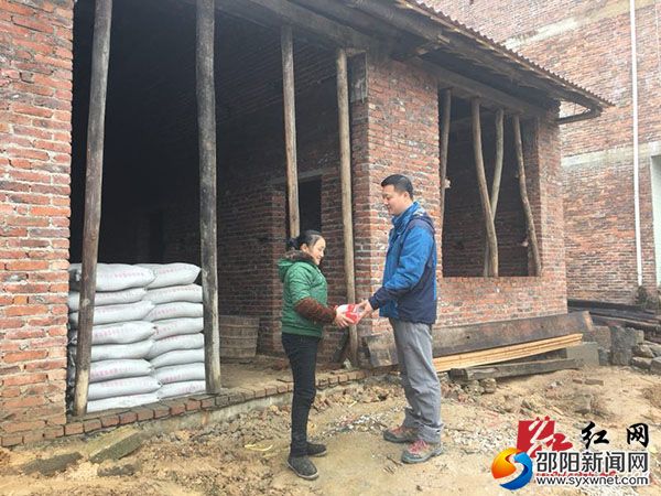 图为彭昱霖为陈志平的妻子送去药品