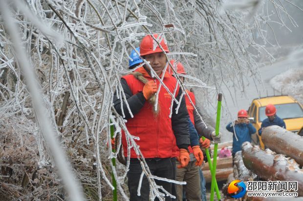 国网邵阳供电公司工作人员在隆回小沙江踏冰巡视线路