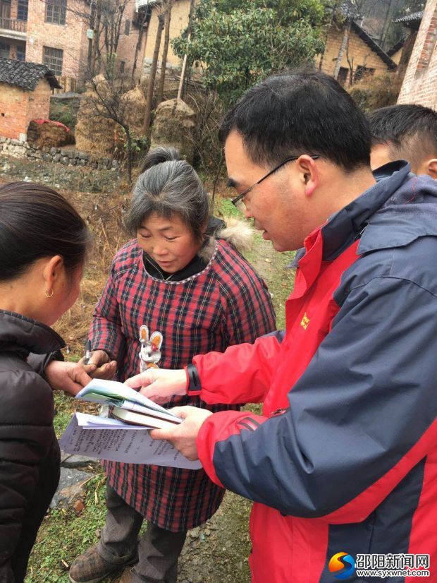 向贫困户宣传国家扶贫政策