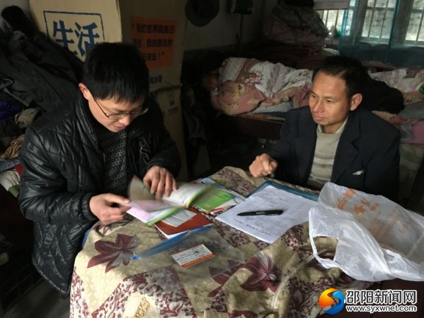 向贫困户宣传国家扶贫政策