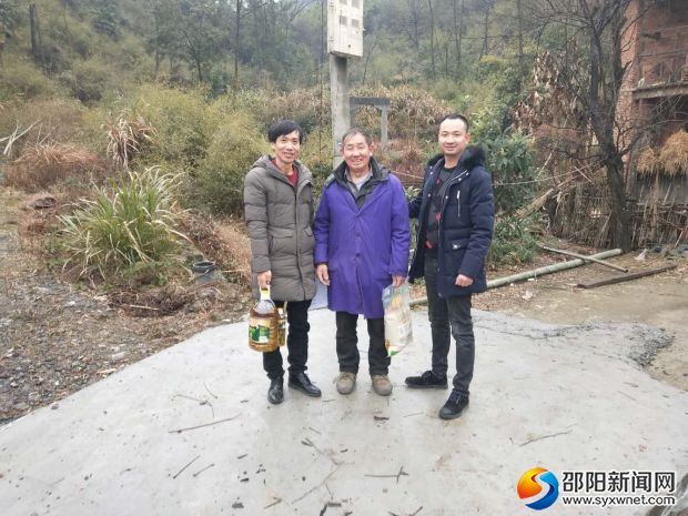 给贫困户送温暖