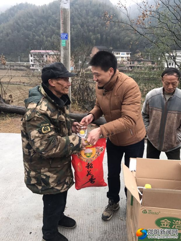 给贫困户送温暖