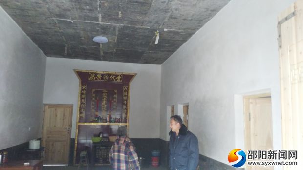 图为:运政执法人员在潭府乡帮扶贫困户危房改造成的新房中了解实况