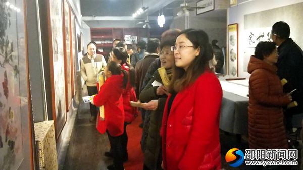 书画爱好者驻足观展