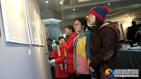 中学生观看书画精品