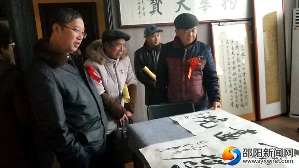 县委常委、宣传部长刘永格观书画展