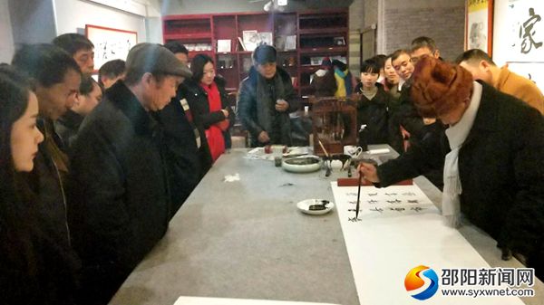 年逾古稀老人现场展示书法