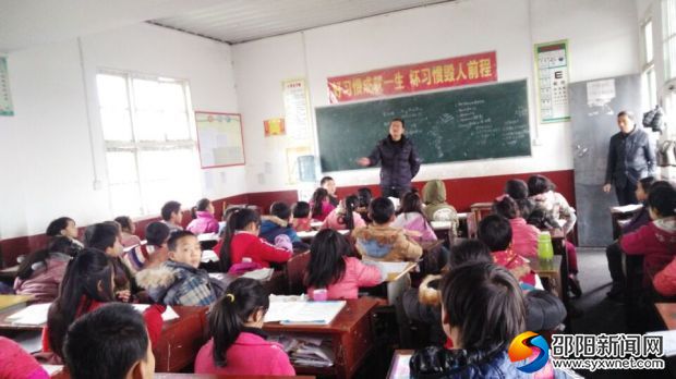 校长在强调“防校园欺凌”的重要性