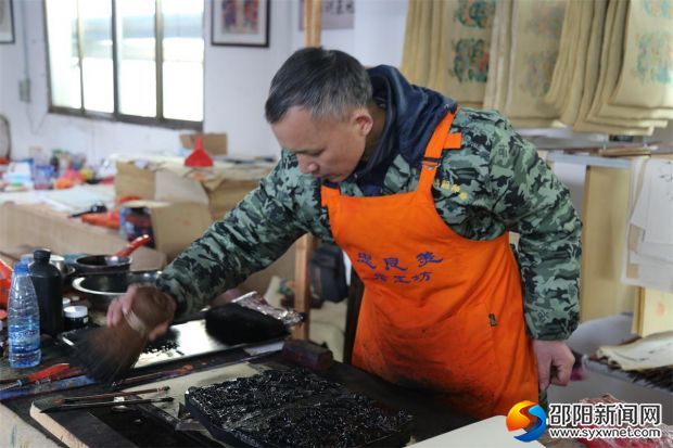 忠良美年画老工坊,年画艺人钱日中正在加紧赶印廉政年画1