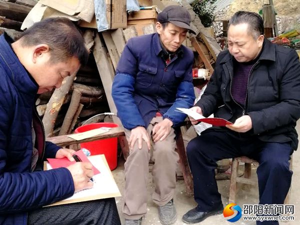 党委书记、局长陈克武在了解帮扶对象生产生活情况