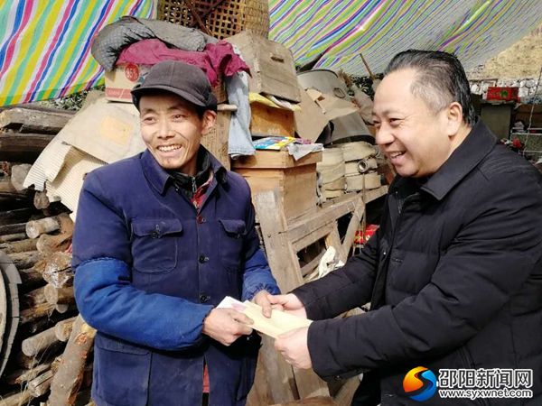 为帮扶对象送去慰问金