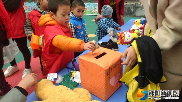图为大邵公益小小志愿者现场捐赠