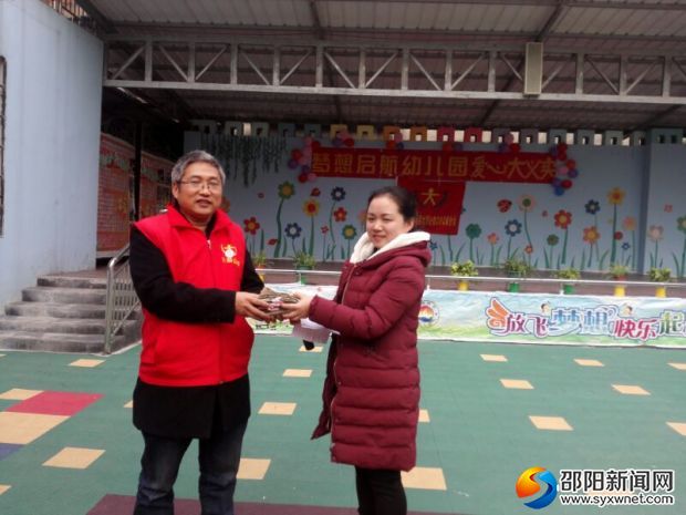 图为梦想起航幼儿园负责人将爱心款现场捐赠给邵公益