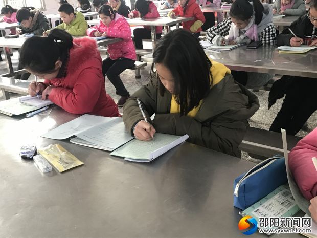 274班学生认真答题
