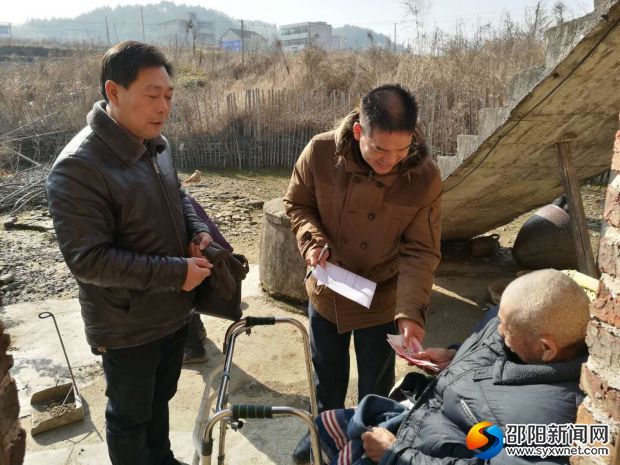 将温暖送到困难群众家中