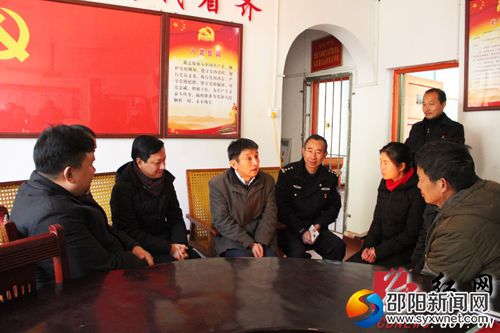 　商务部党组成员、部长助理李成钢一行与白毛坪乡白毛坪村干部座谈