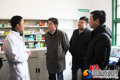 　李成钢在白毛坪乡大横村卫生室考察医疗卫生设备配备