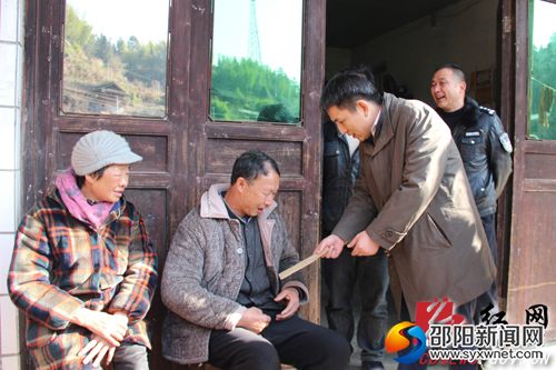 　　李成钢看望慰问贫困户杨定茂