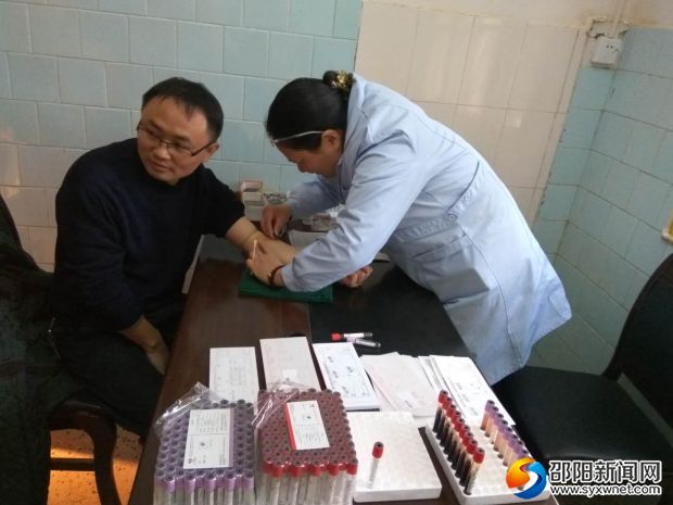 乡干部在抽血做血常规检查
