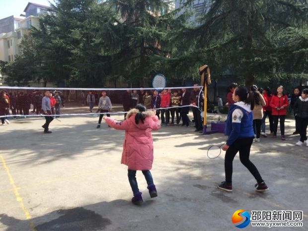 你来我往羽毛球