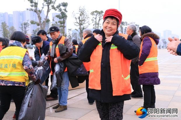 正在试穿新衣服的环卫工人唐爱成喜形于色_副本