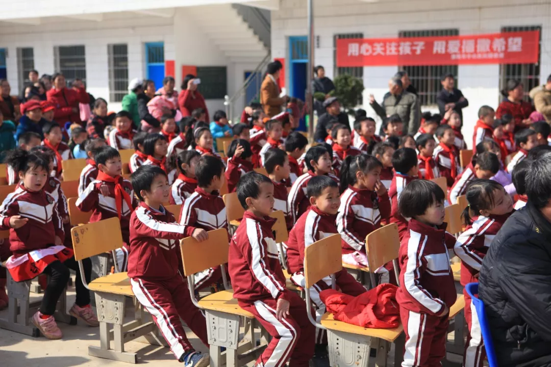 扶贫助学公益活动现场