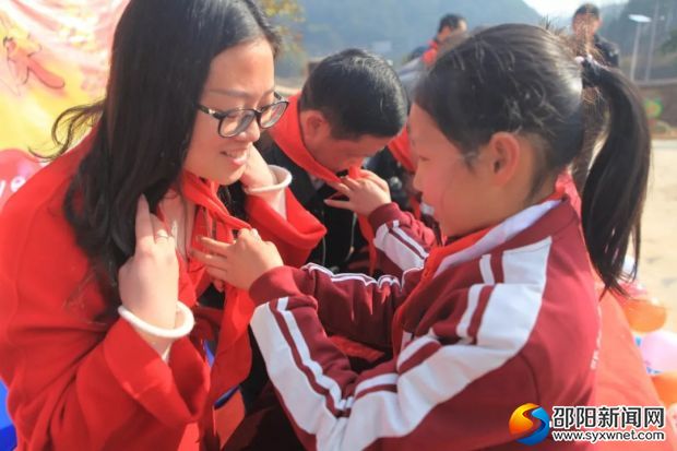 青联完小的孩子们为志愿者们带上红领巾