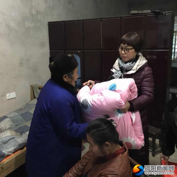龙山林场王海伦同志走访贫困老人