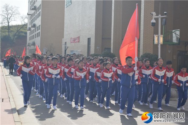 八年级学生在跑操