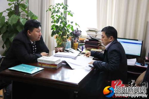 县委常委、副县长方凯在商务厅办公室交流工作