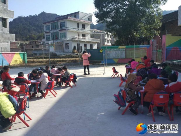 金凤山幼儿园的老师在冬日下上课