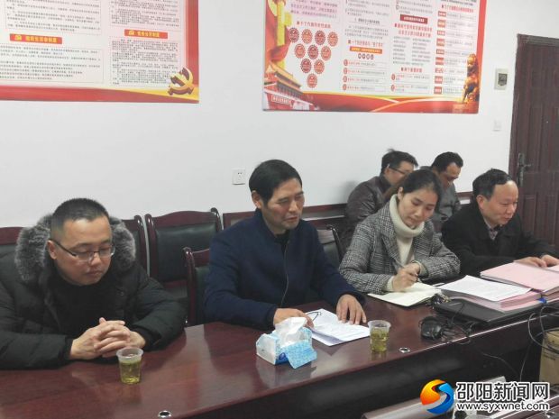图为陈善斌(左二)在汇报工作