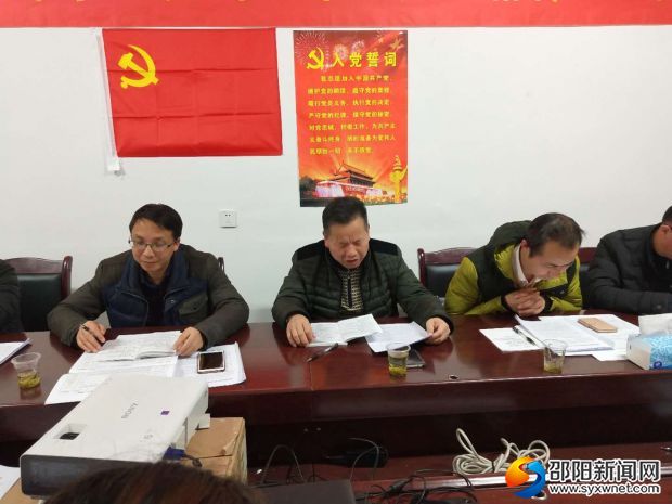 图为康正刚(中)在总结发言