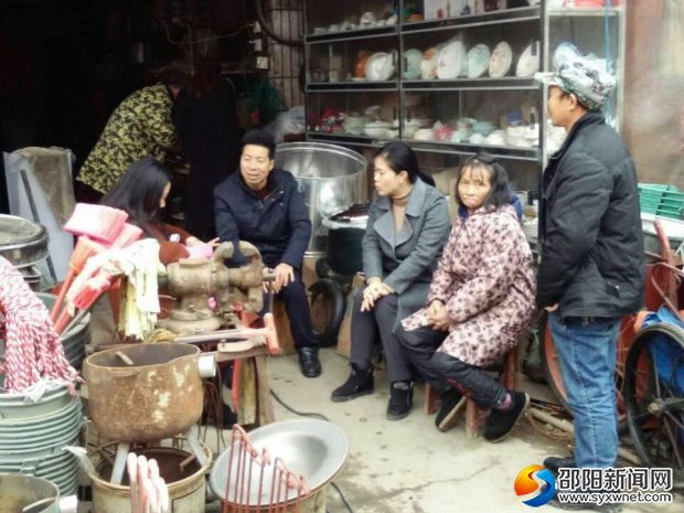 姚文娟(右三)与该镇党委书记张诚(右四)在南清居委会特困户家慰问。