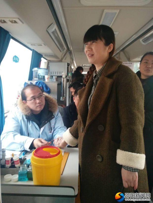 图为义务献血人员正在进行验血
