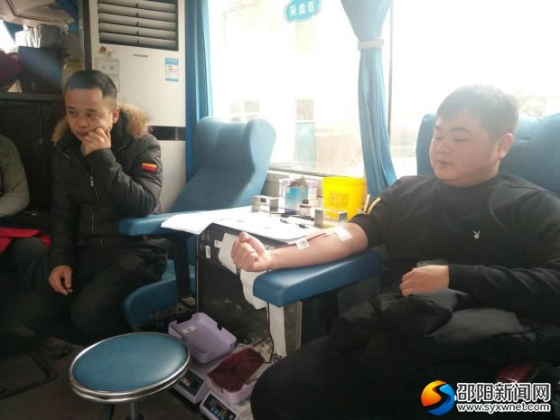 连续几年参加义务献血的小曾神情淡定