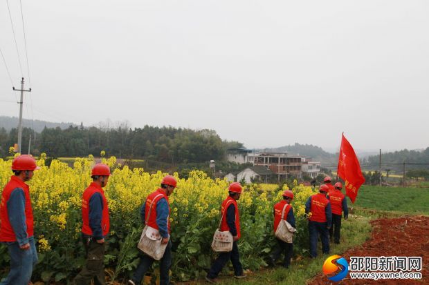 国网邵阳供电公司电力“钢铁侠”共产党员服务队走村入户服务返乡人员 (2)