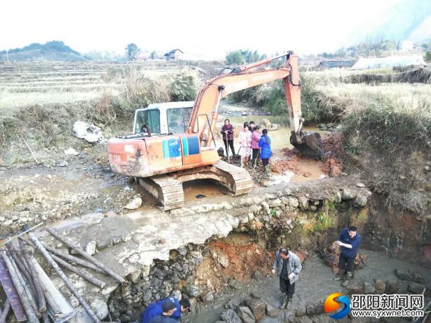 武阳镇毛坪村13组村民修复堤坝