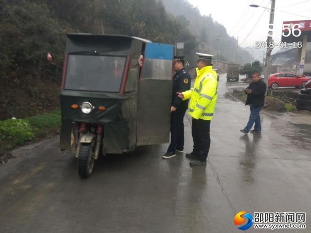 民警路面检查